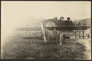 [Retrato de grupo delante de un avión] de Fedele Azari