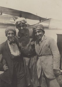 [Retrato de tres hombres sonriendo delante de un avión] de Fedele Azari