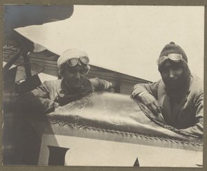 [Dos pilotos en un avión] de Fedele Azari
