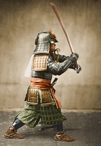Guerrero samurái con armadura y espada levantada, c.1860 (fotografía a la albúmina)
