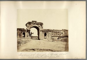 Puerta que conduce a la Residencia, Lucknow de Felice Beato