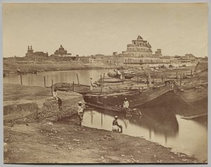 Puente de barcos sobre el río Gumti cerca de Chattar Manzil y Fusseed Bakah o Palacio Viejo de Felice A. Beato