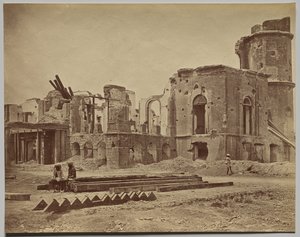 La residencia desde el frente, mostrando la habitación en la que fue asesinado Sir Henry Lawrence de Felice A. Beato