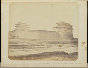 [Puerta de Anting de Pekín después de la rendición - 21 de octubre de 1860 - Las tropas británicas y francesas en posesión] de Felice Beato