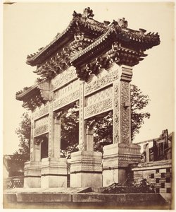 Arco en el templo de Lama, cerca de Pekín, octubre de 1860 de Felice Beato