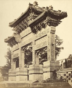 Arco en el Templo Lama cerca de Pekín de Felice Beato