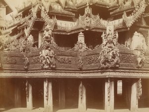 Tallado en el Balcón, Kyaung en Myingyan de Felice Beato
