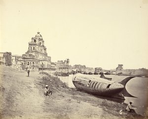 Palacio Chutter Manzil, con el Barco del Rey en Forma de Pez en el Río Gomti de Felice Beato