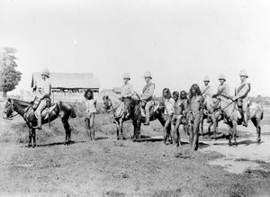 Bandidos siendo llevados por la infantería montada, c.1890