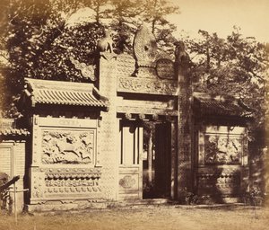 Exterior del depósito de tumbas, cerca de Pekín, octubre de 1860 de Felice Beato
