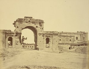 Puerta de entrada a la Residencia, comúnmente la Puerta de la Guardia Bailee, defendida por el Teniente Coronel R.H.M. Aitken, del 13º Bengal Native de Felice Beato