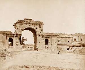 Puerta que conduce a la Residencia, mantenida por el Capitán Atkinson de la 13ª Infantería Nativa de Felice Beato