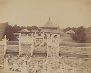 Interior y Arcos del Templo del Cielo Donde el Emperador Sacrifica Una Vez al Año, en la Ciudad China de Pekín, Octubre 1860 de Felice Beato