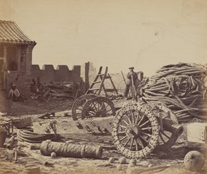 Interior del Fuerte Pehtang mostrando el almacén y el cañón de madera de Felice Beato