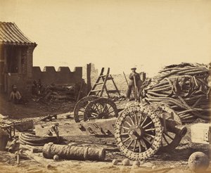 Interior de Pehtang mostrando el almacén y el cañón de madera, 1 de agosto de 1860 de Felice Beato