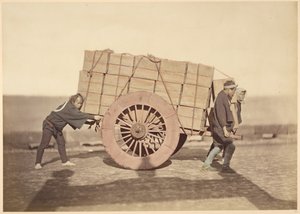 [Hombres empujando un carro] de Felice Beato