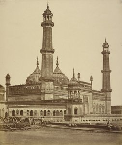 [Mezquita dentro de la emambara o tumba de Asaf-ud Dawlah, ahora utilizada como hospital, Lucknow]. de Felice Beato