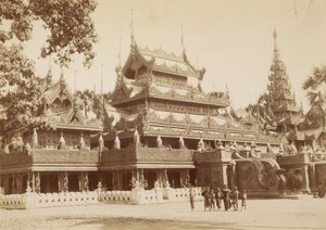 Escuela dorada de la reina Soopyalat en A. Road, Mandalay de Felice Beato