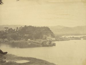 Casa de té en Kanazawa, bahía de Hirakata desde Kyurantei de Felice Beato