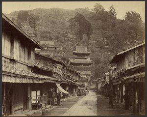 Calle Temple, Native Town, Nagasaki de Felice Beato