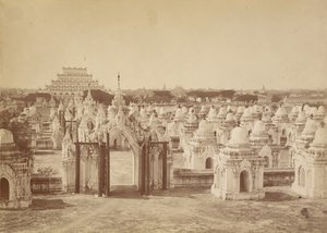 La Pagoda 450 desde la Pagoda Central - Mandalay de Felice Beato
