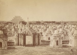 La Pagoda 450 desde la Pagoda Central - Mandalay de Felice Beato
