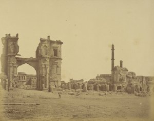 [La Torre del Reloj frente a la Puerta de la Guardia Bailee] de Felice Beato