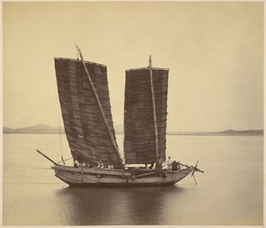 El primer junco coreano trae despachos a bordo del U.S.S. Colorado, inmediatamente después de echar el ancla