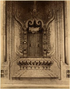 El The-ha-thana o el trono de los Leones en el Myei-nan o Sala de Audiencias Principal en el palacio de Mandalay, Birmania, finales del siglo XIX (impresión de albúmina) de Felice Beato