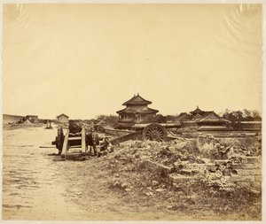 [Cima de la Muralla de Pekín tomada en posesión el 14 de octubre de 1860 mostrando los cañones chinos dirigidos contra nuestras baterías] de Felice Beato