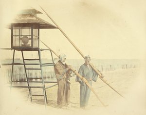 [Dos hombres con remos de pie junto a un farol] de Felice Beato