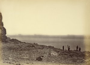 [Vista de la costa con barcos en el horizonte y cinco figuras de pie en la playa] de Felice Beato