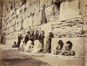 Un grupo de israelitas rezando en el Muro de los Lamentos, Jerusalén