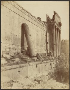 Balbek, Columna inclinada
