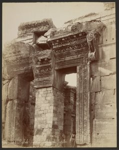 Baalbek, puerta del templo de Júpiter de Félix Bonfils
