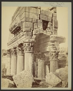 Detalle de los capiteles del pronaos de Baalbek de Félix Bonfils