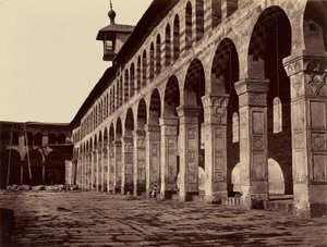 Enfilada de la Gran Mezquita, lado sur, en el patio (Damasco) de Félix Bonfils