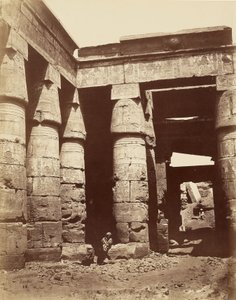 Interior del primer patio del templo de Ramsés III en Karnak [Tebas] de Félix Bonfils