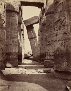 Columna inclinada, en el interior de la sala hipóstila de Félix Bonfils