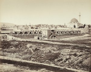Vista panorámica de una zona poblada con una mezquita, en Israel de Félix Bonfils