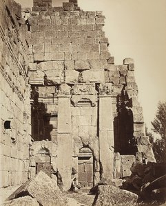 Los propileos del Templo de Júpiter o el Templo del Sol, en la zona arqueológica de Heliópolis o Baalbek, antigua ciudad siria, ahora Líbano de Félix Bonfils