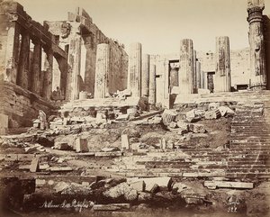 Los propileos de la acrópolis en Atenas