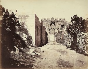 Vista de una sección de las murallas de la ciudad y la casa de Santa Ana, en Jerusalén de Félix Bonfils