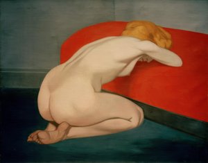 Mujer desnuda arrodillada frente a un sofá rojo