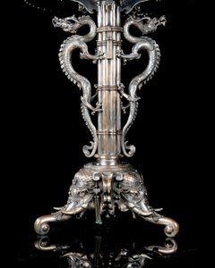 Un acuario y pedestal de bronce plateado 