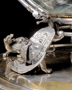 Un acuario y pedestal de bronce plateado 