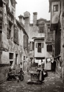 Un patio rodeado de edificios en Venecia, c.1880 de Ferdinando Ongania