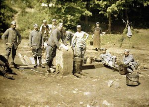 Grupo de soldados franceses lavando ropa en un pozo, Soissons, Aisne, 1917
