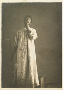 Mujer en camisa, mano delante de la boca