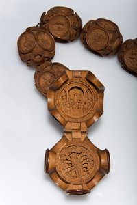 Rosario de Enrique VIII, (detalle) de la cuenta Pater abierta (boj)